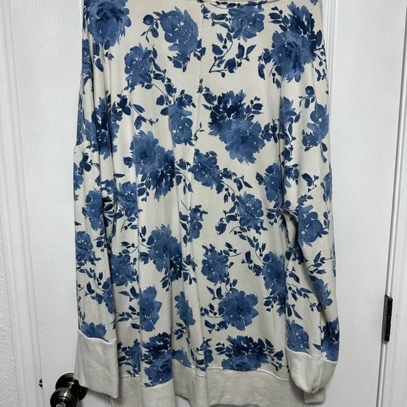 Time and Tru Blue Floral Knit Top - Picture 4 of 4